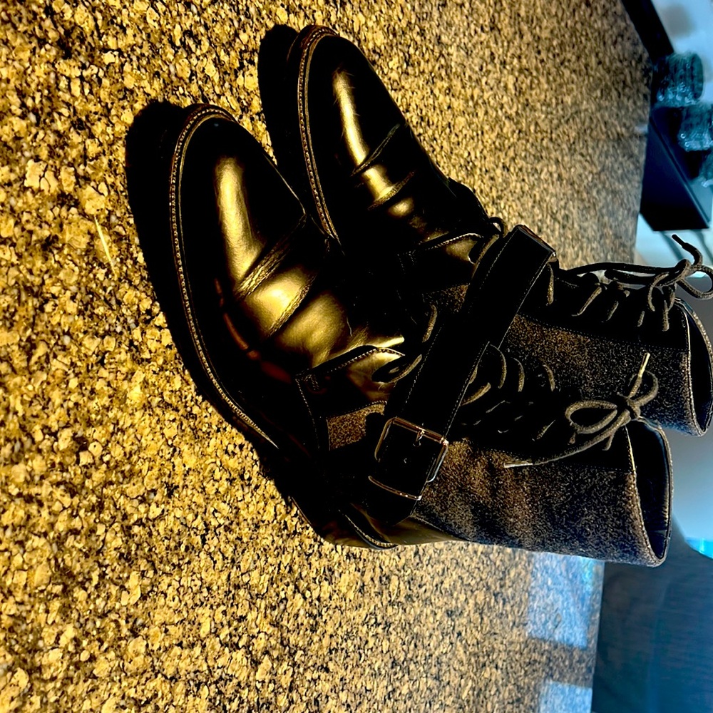 Burberry flat motorcycle boot size 40 Black leather with gray wool felt tops.